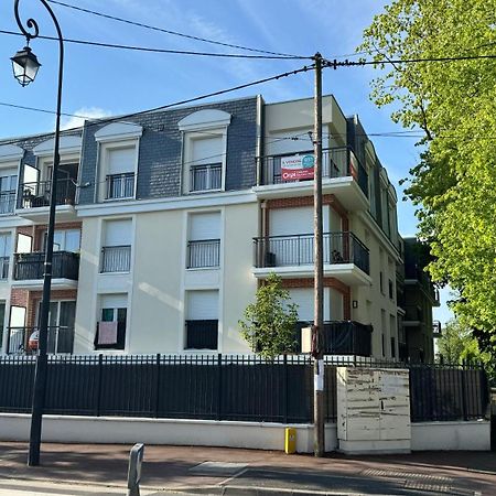 2 Pieces Standing Entre Disneyland Et Paris Neuilly-Plaisance Exterior foto