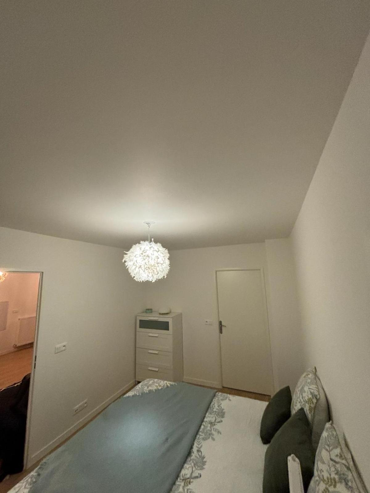 2 Pieces Standing Entre Disneyland Et Paris Neuilly-Plaisance Exterior foto