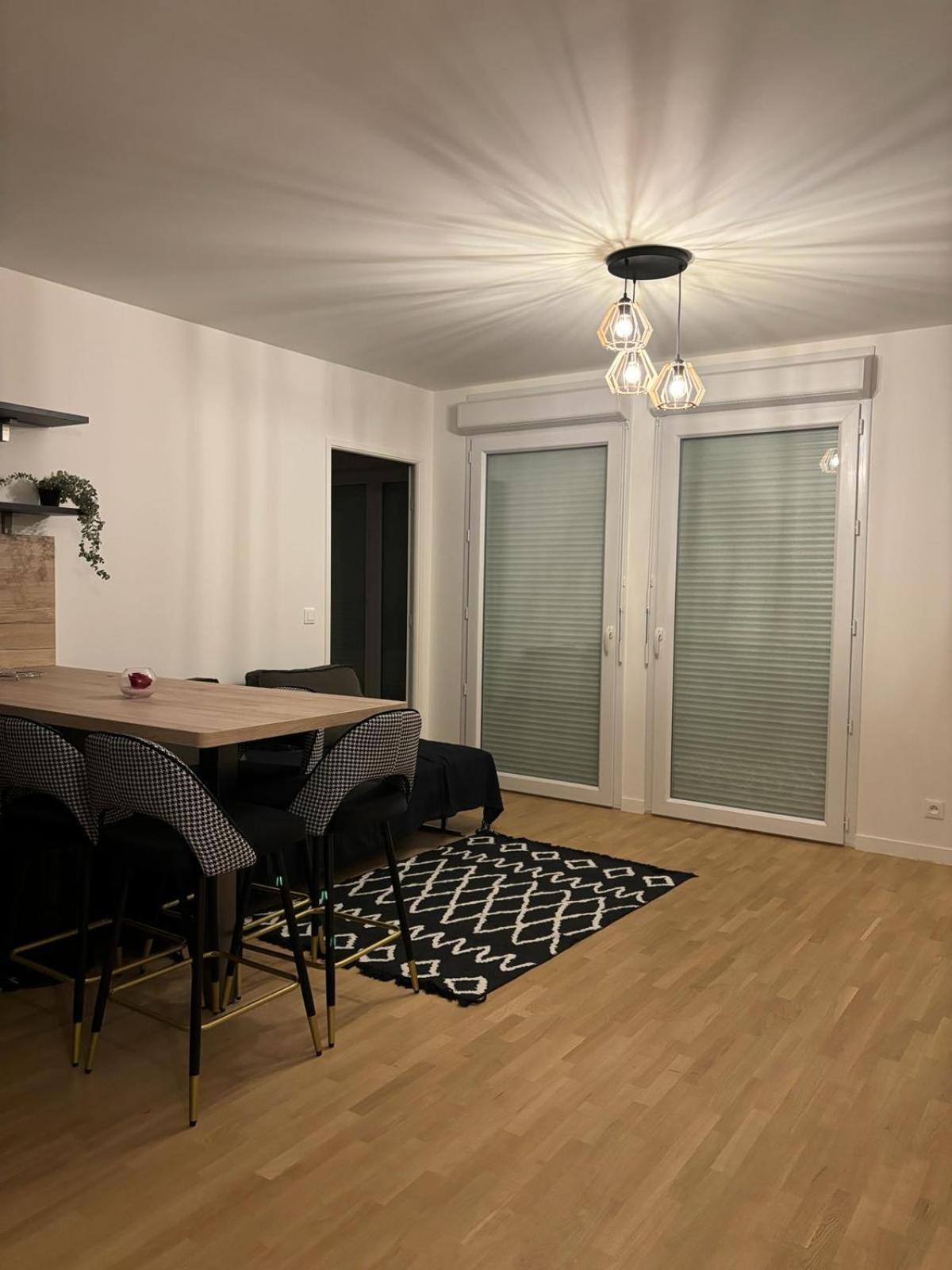 2 Pieces Standing Entre Disneyland Et Paris Neuilly-Plaisance Exterior foto
