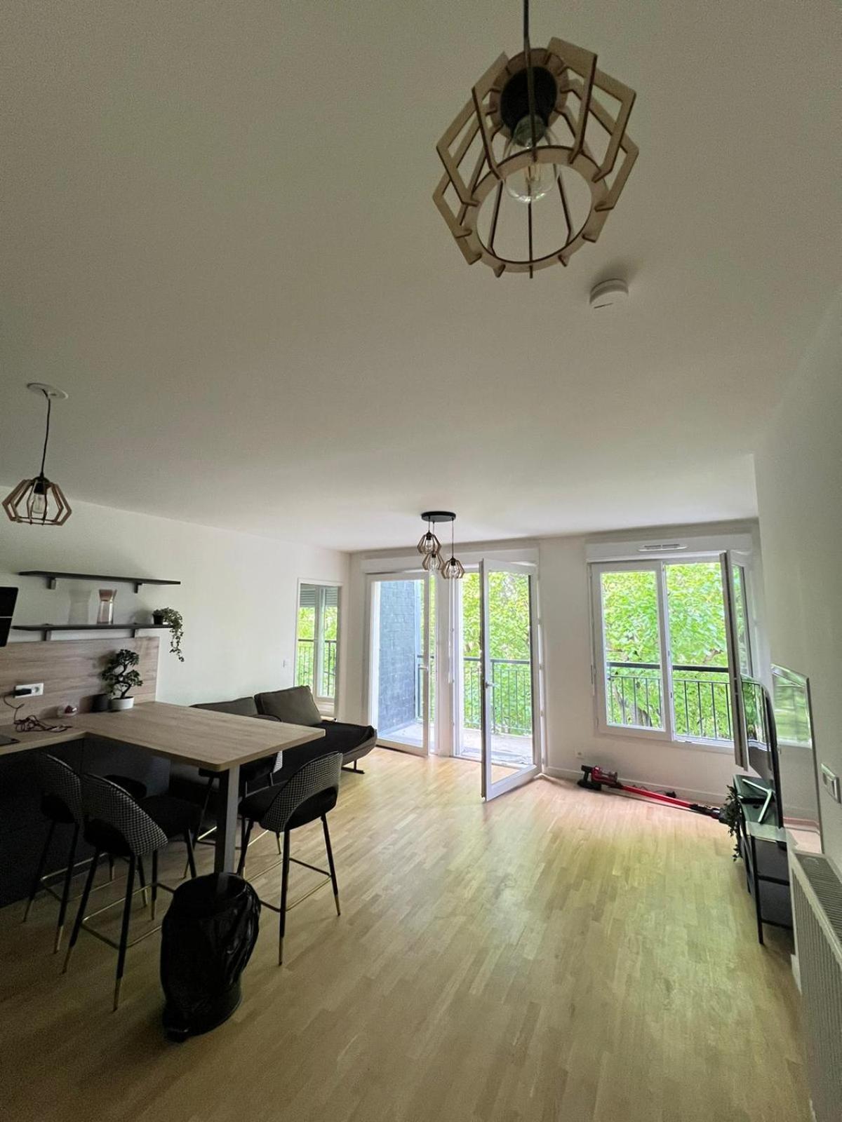 2 Pieces Standing Entre Disneyland Et Paris Neuilly-Plaisance Exterior foto